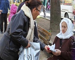 CHP Türban(!) Dağıttı