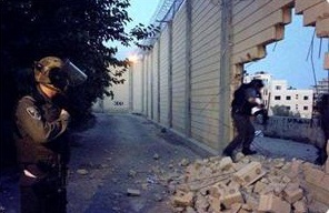 Gençler Irkçı Duvar'ı Yıktılar