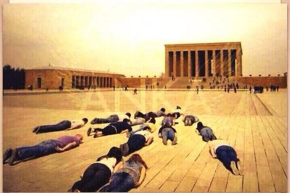 "Nevzuhur Atatürkçülere Anıtkabir Rehberi "