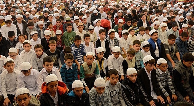 Binlerce çocuk namaza durdu