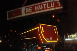 "Ne Mutlu Türküm Diyene" Tabelası Kaldırıldı