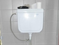 Tuvalette tabancasını unuttu