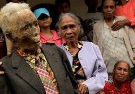 Mezardan çıkarıp giydiriyorlar!FOTO