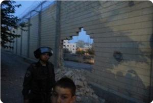 Filistinli Aktivistler Kudüs'te Irkçı Ayrım Duvarını Delmeyi Başardı