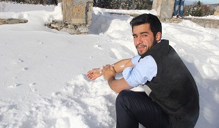 Uludağ'da ziyaretçiler karla abdest alıyor