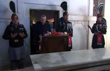 Erdoğan'dan Muhammed İkbal'in mezarına ziyaret