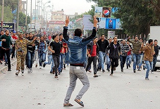 Libya'da göstericiler hükümet binasını kuşattı