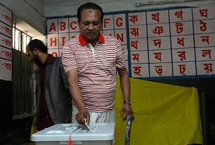 Bangladeş'te seçimi iktidar kazandı