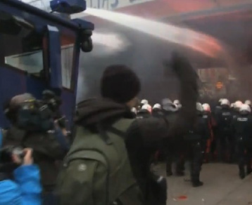 Hamburg'da Polis Tuttuğunu Götürüyor