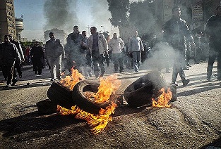 Mursi'nin yargılanmasına protestolar sürüyor
