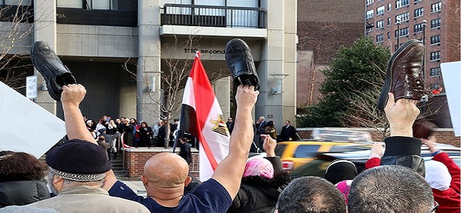 Mısırlılardan referanduma "ayakkabılı" protesto