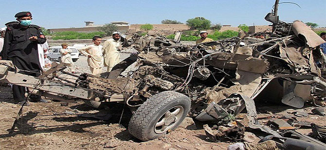 Pakistan'da bombalı saldırı: 6 ölü