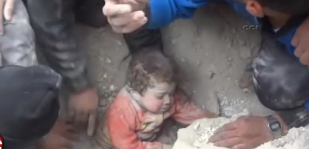 Suriyeli Çocuğun Ağlatan Kurtarılma Anı (VİDEO)
