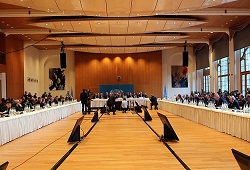 Aynı masada birbirlerinin yüzüne bakmıyorlar