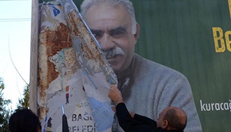 Polis, Öcalan'ın Posterlerini Yırttı
