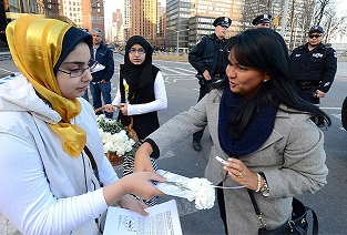 ABD'deki Mısırlı kadınlardan beyaz karanfil