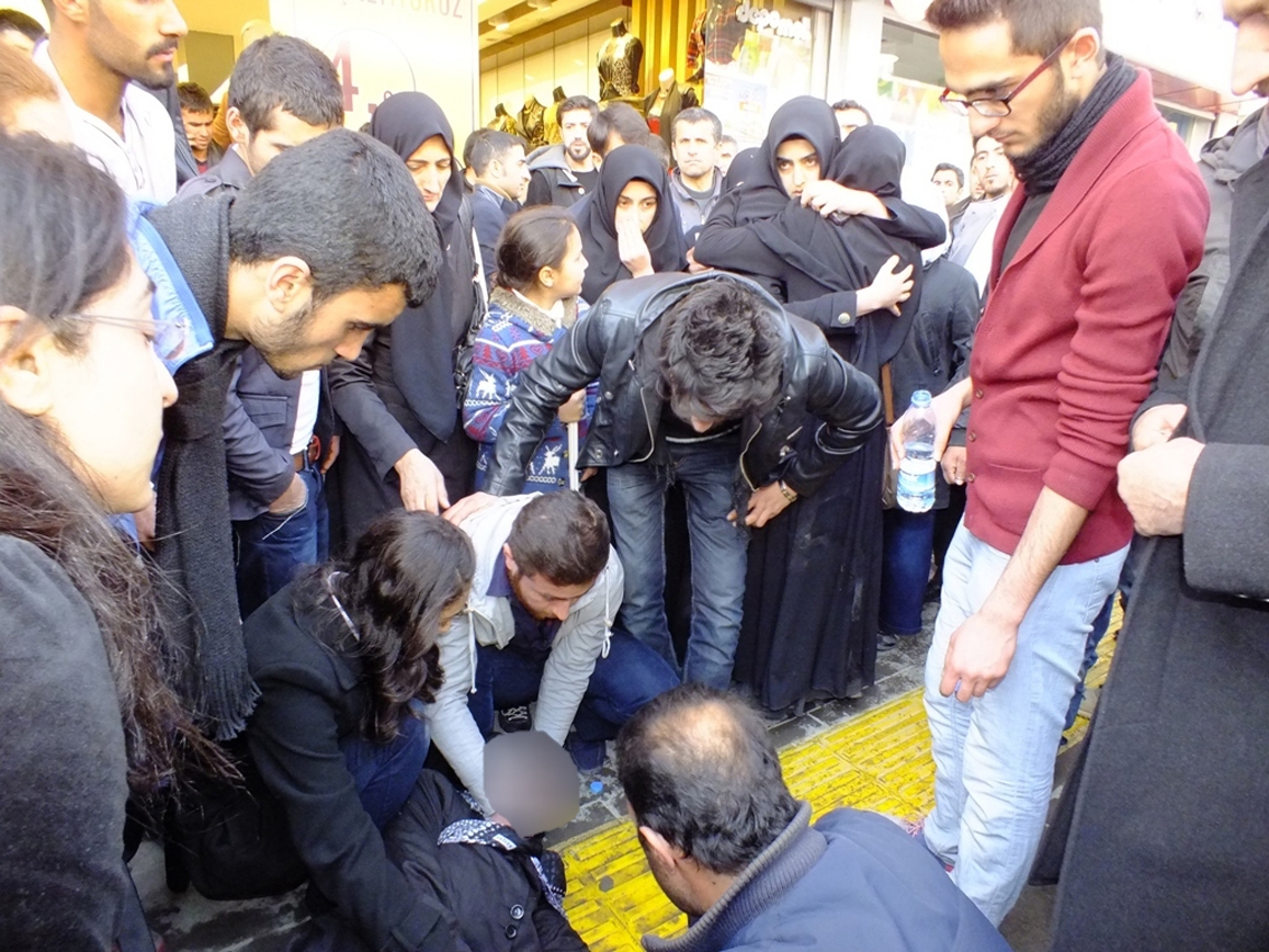 Van'da Başörtülülere Saldırı