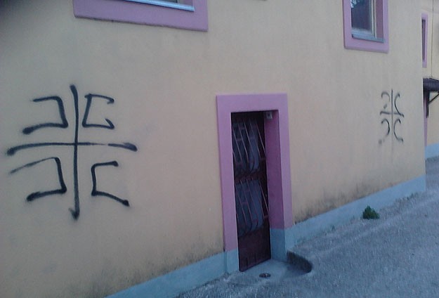 İslam BM Binasına Boşnaklara Tehdit Yazıları