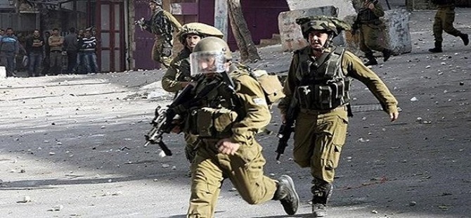 Siyonistler el Halil'de Filistinli Bir Genci Yaraladı
