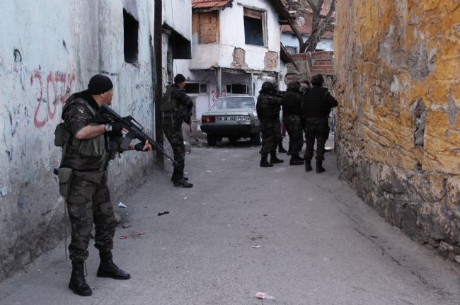 İstanbul'da 300 polisli şafak operasyonu