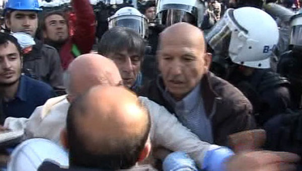 CHP'li Vekilden Polise Yumruklu Saldırı