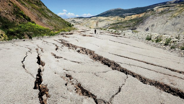 Alan'da ki Derin Yarıklar Sanki Korku Platosu