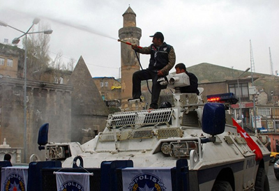 18 polis TOMA'nın altında kaldı!