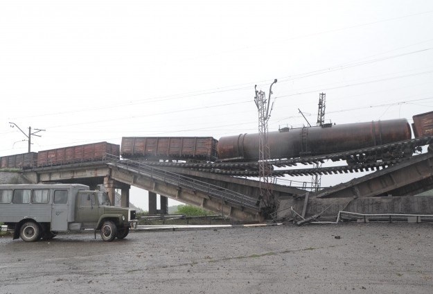 Ukrayna'da Rus yanlıları demiryolu köprüsünü patlattı