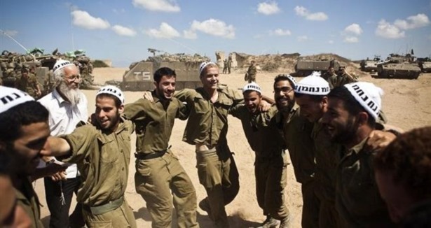 İsrail askerlerinin katliam halayı!