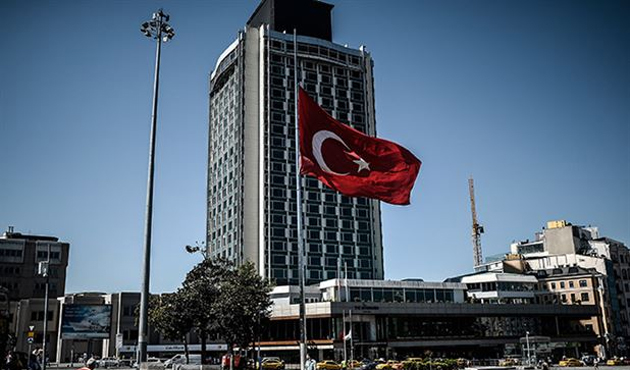 Bayraklar Gazze için yarıya indirildi