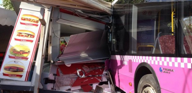 İETT Otobüs'ü Kabataş'da Durağa Girdi