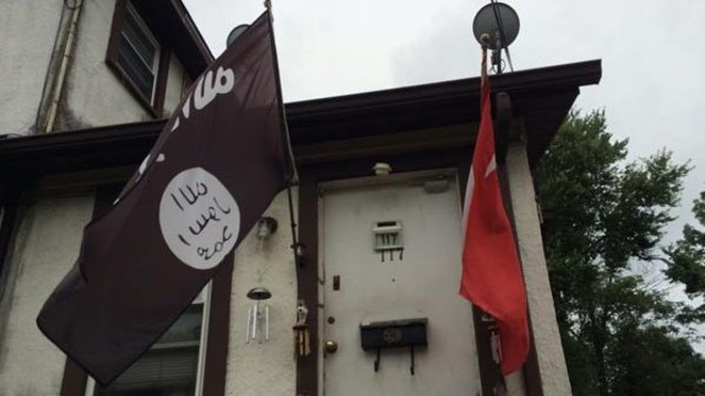 ABD'de bir eve Türk ve IŞİD bayrakları birlikte asıldı