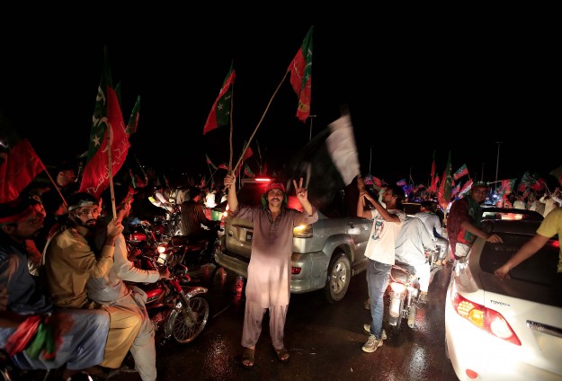Hükümet karşıtı göstericiler İslamabad'a ulaştı