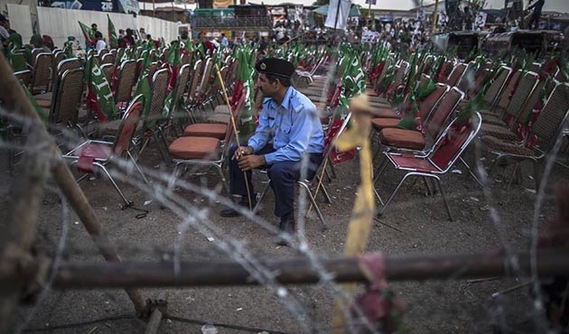 İmran Han Pakistan'da istediği kalabalığı toplayamadı