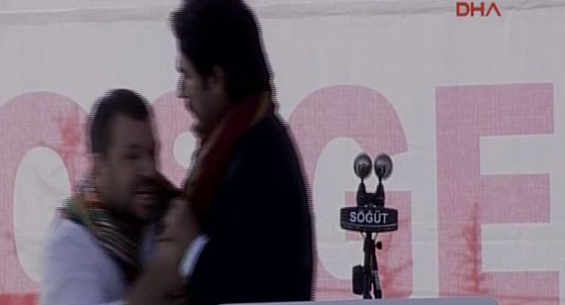 Davutoğlu'nun konuşma yapacağı kürsü devrildi