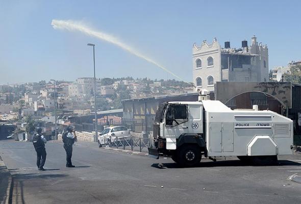 Kudüs'te cuma namazına gidenlere foseptik suyu sıktılar