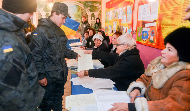 Ukrayna'da seçimi Poroşenko bloku önde götürüyor