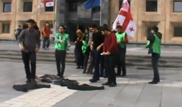 Azeri öğrencilerden cami protestosu