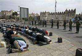 Küffar Camilerin Misyonunun Farkında