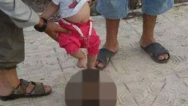 IŞİD bunu da yaptı! Suriyeli askerin kafasını ''bebeğe'' tekmelettirdi