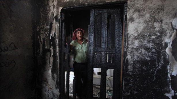 Yahudi yerleşimciler Filistinli ailenin evini ateşe verdi