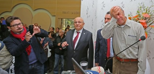 Başörtü avcısı profesör cezaevine giderken ağladı