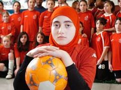 Kanada'da Başörtülü Futbol Oynayan Kız!..