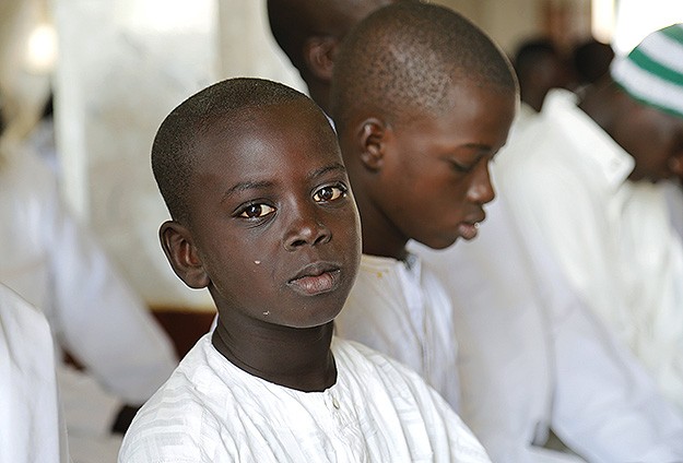 Cuma namazını beyazlar içinde kılıyorlar
