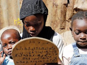 Kur'an-I Kerim'i Levhalar Üzerinde Öğreniyorlar