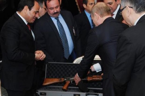 Putin'den Sisiye Kalaşnikof Hediye Etti