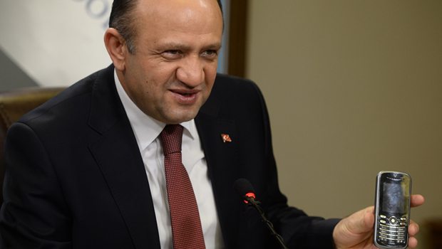 Bakan Fikri Işık Yeni Kriptolu Telefonu Tanıttı