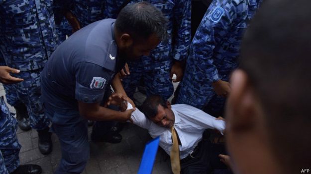 Eski Devlet Başkanı Mahkemeye Sürüklenerek Götürüldü