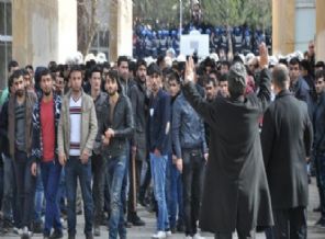 Üniversite Karıştı, Öğrenciler Bbirbirini Taşladı