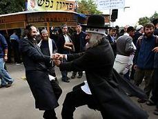 Fanatik Yahudiler İsrailli Kadını Dövdü